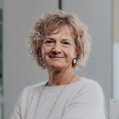 Portrait von Cornelia Lange vor einer modernen Küche